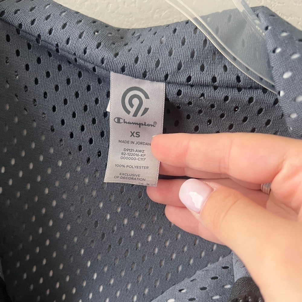 NWOT Champion - women’s black windbreaker size XS - Picture 5 of 5